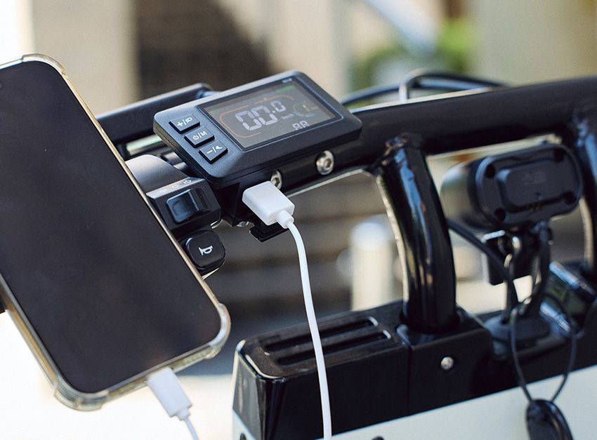 日射しさえあれば移動手段と電源を同時に確保できる。遊びのシーンはもちろん、災害時でも活躍するに違いない。