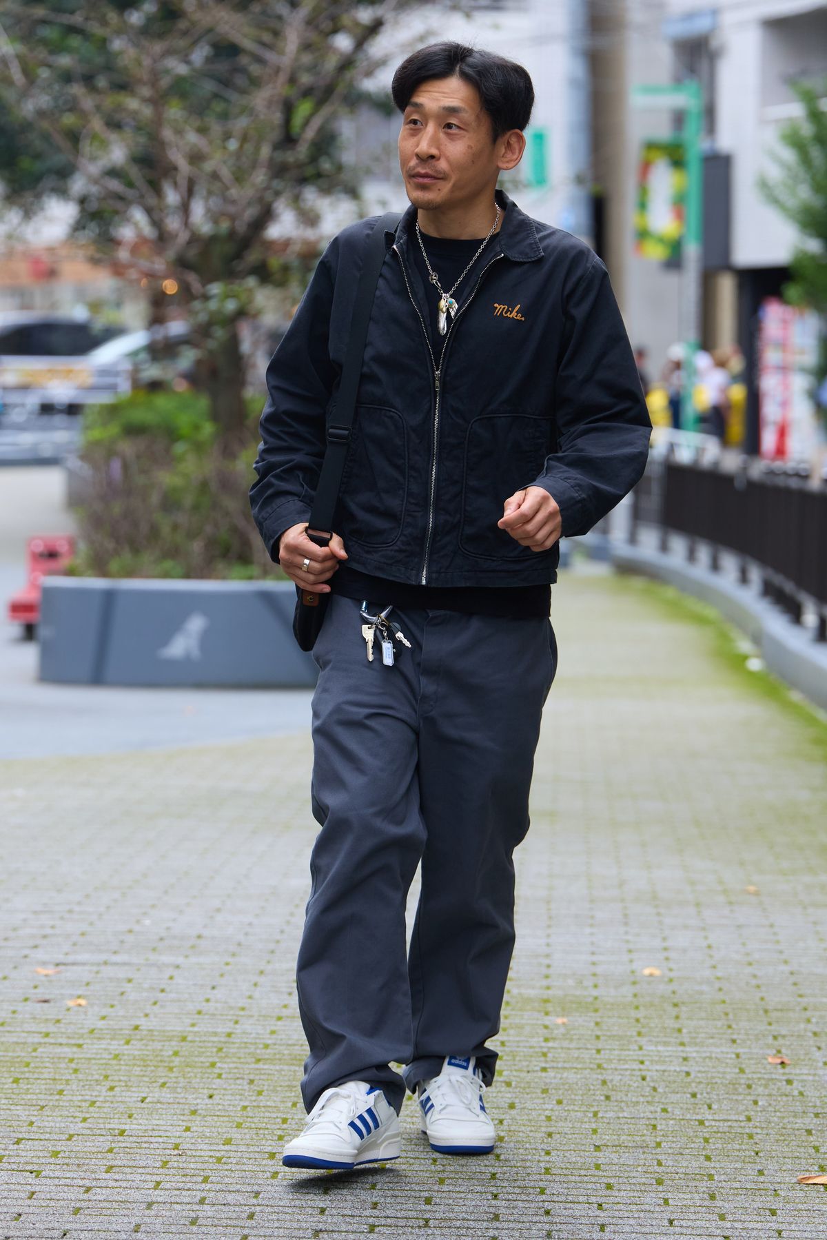ジャケット＝グレープフルーツムーン　Tシャツ ヘインズ ネックレス、ブレスレット＝ともにゴローズ　パンツ＝ディッキーズ　ベルト＝リーバイス　バッグ＝グレゴリー　腕時計＝カシオ　靴下＝ジーユー　シューズ＝アディダス