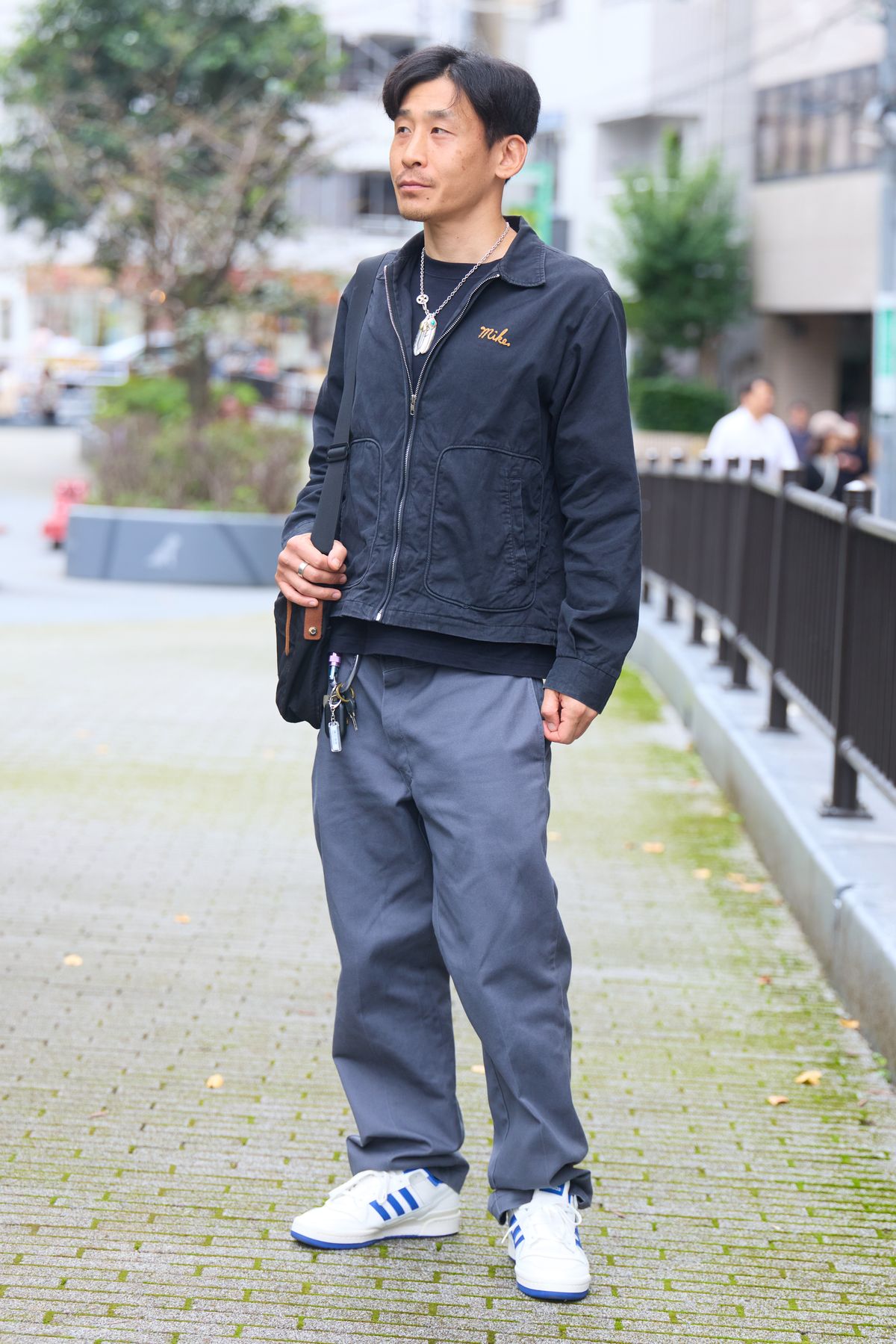 ジャケット＝グレープフルーツムーン　Tシャツ ヘインズ ネックレス、ブレスレット＝ともにゴローズ　パンツ＝ディッキーズ　ベルト＝リーバイス　バッグ＝グレゴリー　腕時計＝カシオ　靴下＝ジーユー　シューズ＝アディダス