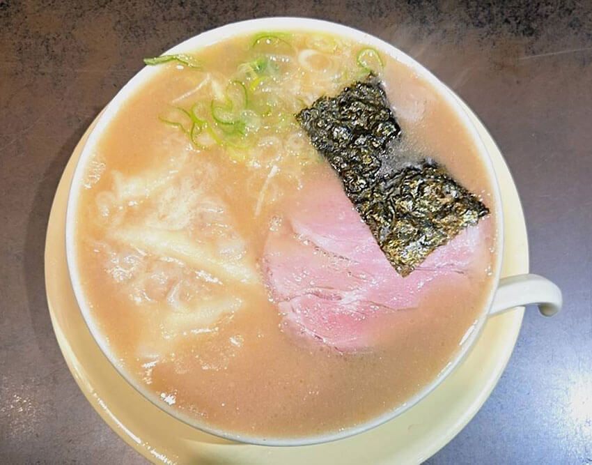 「きりん」の豚骨ワンタンメン
