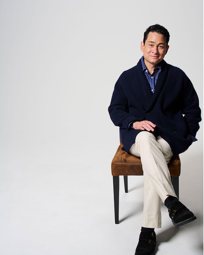登山家の野口健。トップスはブルーを重ね、パンツはブルーと相性のいい白を合わせてエレガンスを表現した。