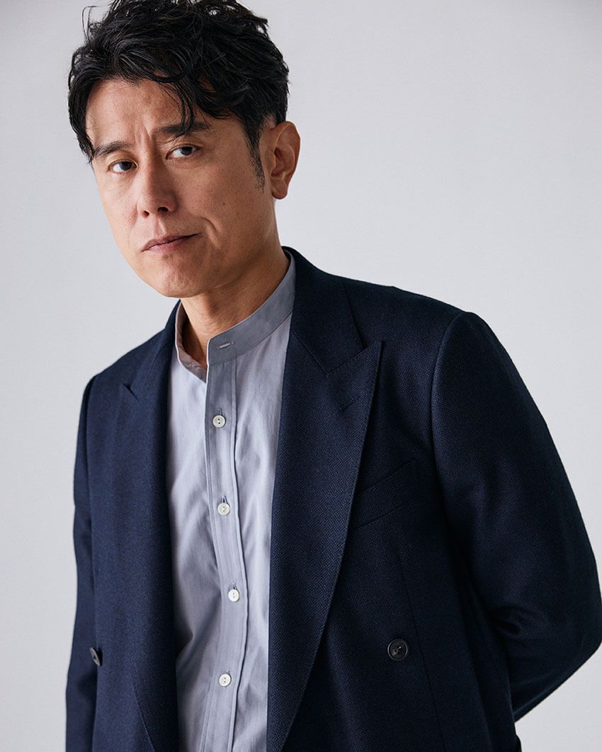 ネイビーのジャケット姿が凛々しいコメディアン・俳優の原田泰造。