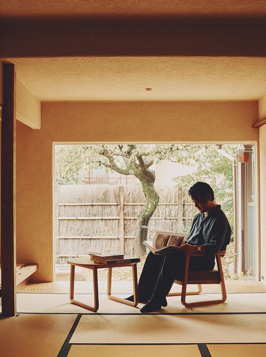 ティファニーの時計と、エルメスのブレス。建築家・小嶋伸也が体現する“大人とゴールド”のいい関係 - 2枚目の画像
