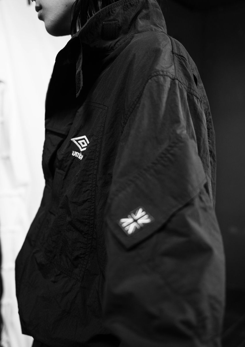 胸元にはHONEY FITZとUMBRO、それぞれのロゴを配置。袖にもUMBROのマークが入る。