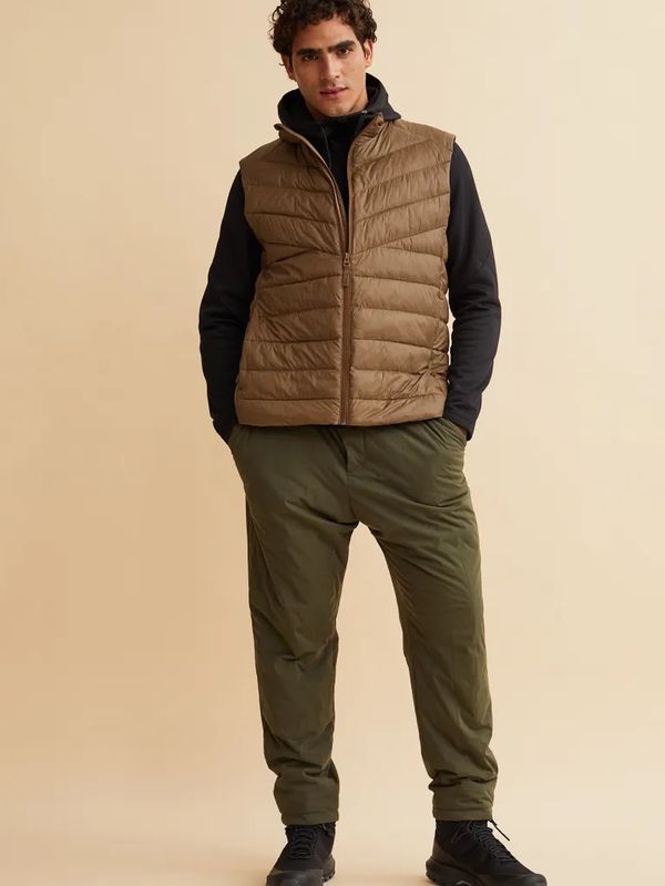 メンズ ダウンベストコーデは難しい 秋 春に活躍するおすすめファッションコーデを紹介 Oceans オーシャンズ 男の日常を楽しくする情報発信局