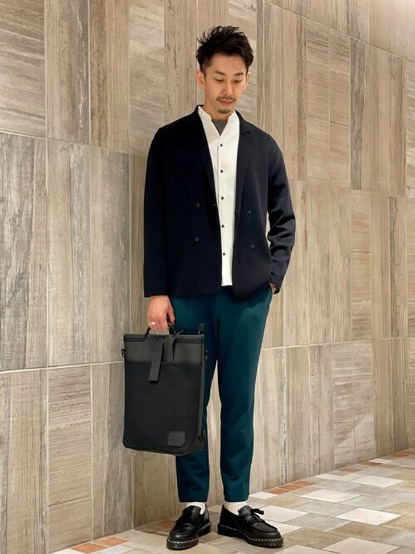 季節別 メンズ白シャツおすすめコーデ インナーやおしゃれに着こなすコツも紹介 Oceans オーシャンズ 男の日常を楽しくする情報発信局