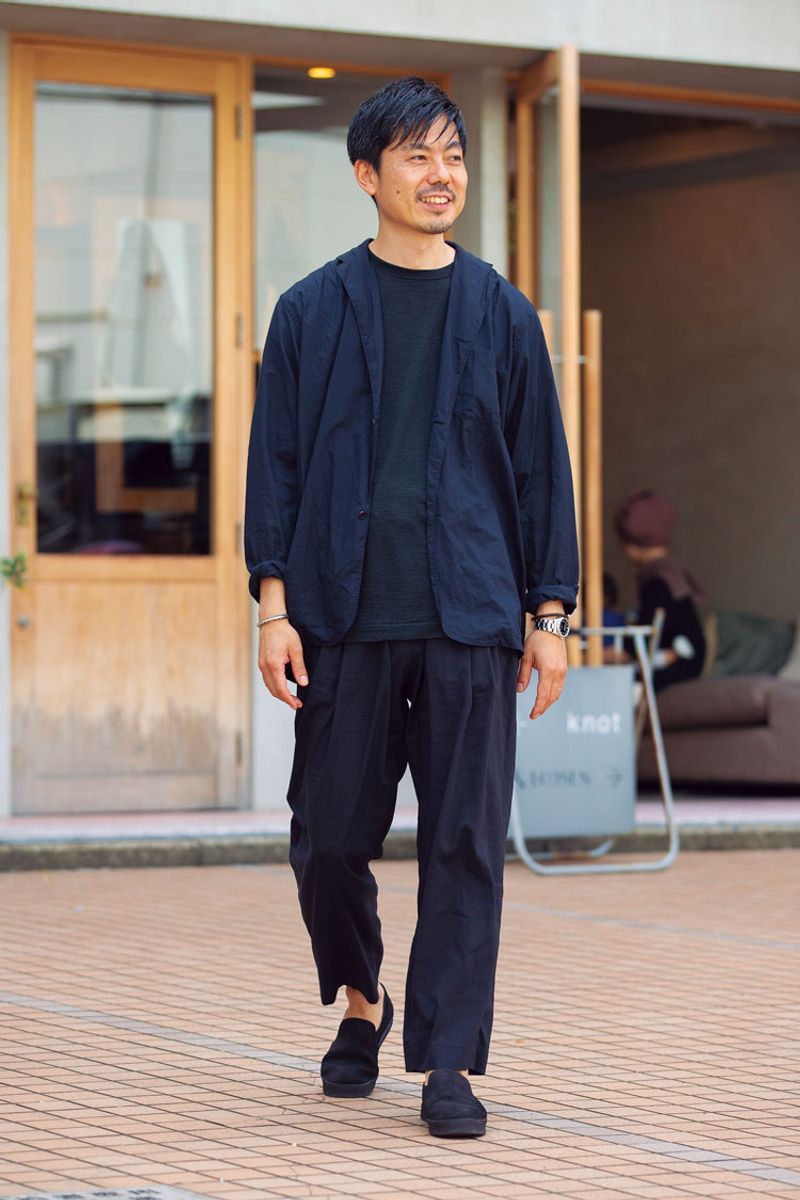 あえて黒にはネイビーを。これが大人の差し色テク 中川直樹