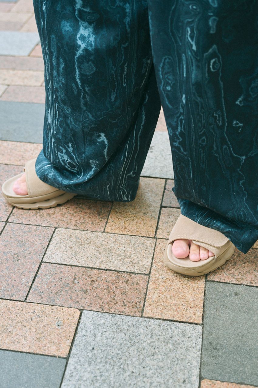 “ユルい総柄パンツ”でコーディネイトの単調化を回避せよ！3人の上手く取り入れた好例 - 3枚目の画像