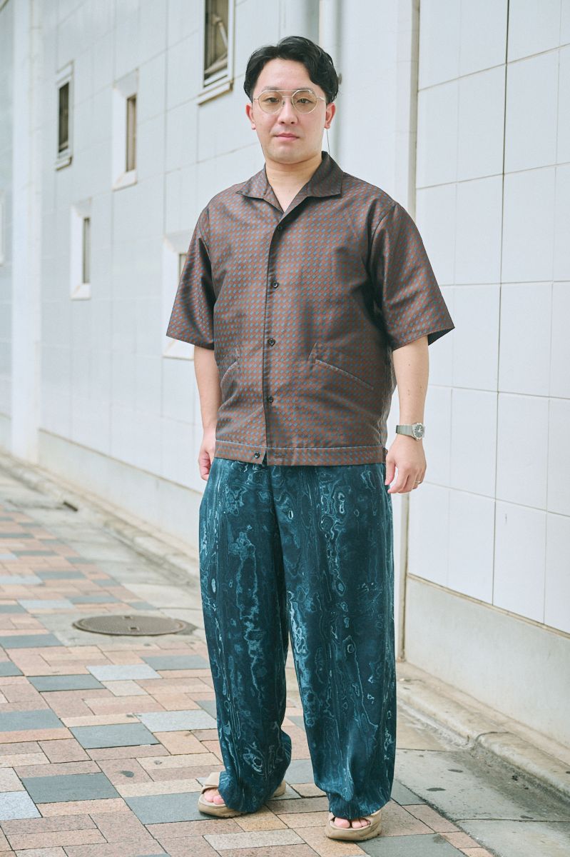 シャツ＝トゥモローランド　パンツ＝デッサンドモード　シューズ＝カラハン　眼鏡＝ゴダールハバダッシェリー　腕時計＝オメガ　リング＝ハリーウィンストン　リング2＝フェンディ　リング3＝ヴィンテージ