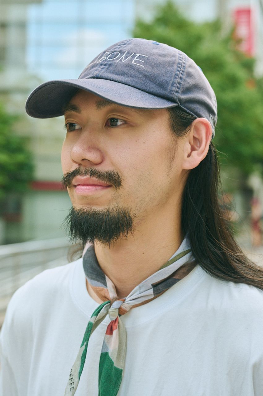 夏の軽装をスタイルアップ！ 街の“スカーフ上手”からセンスのいい合わせ方を探ってみた - 9枚目の画像