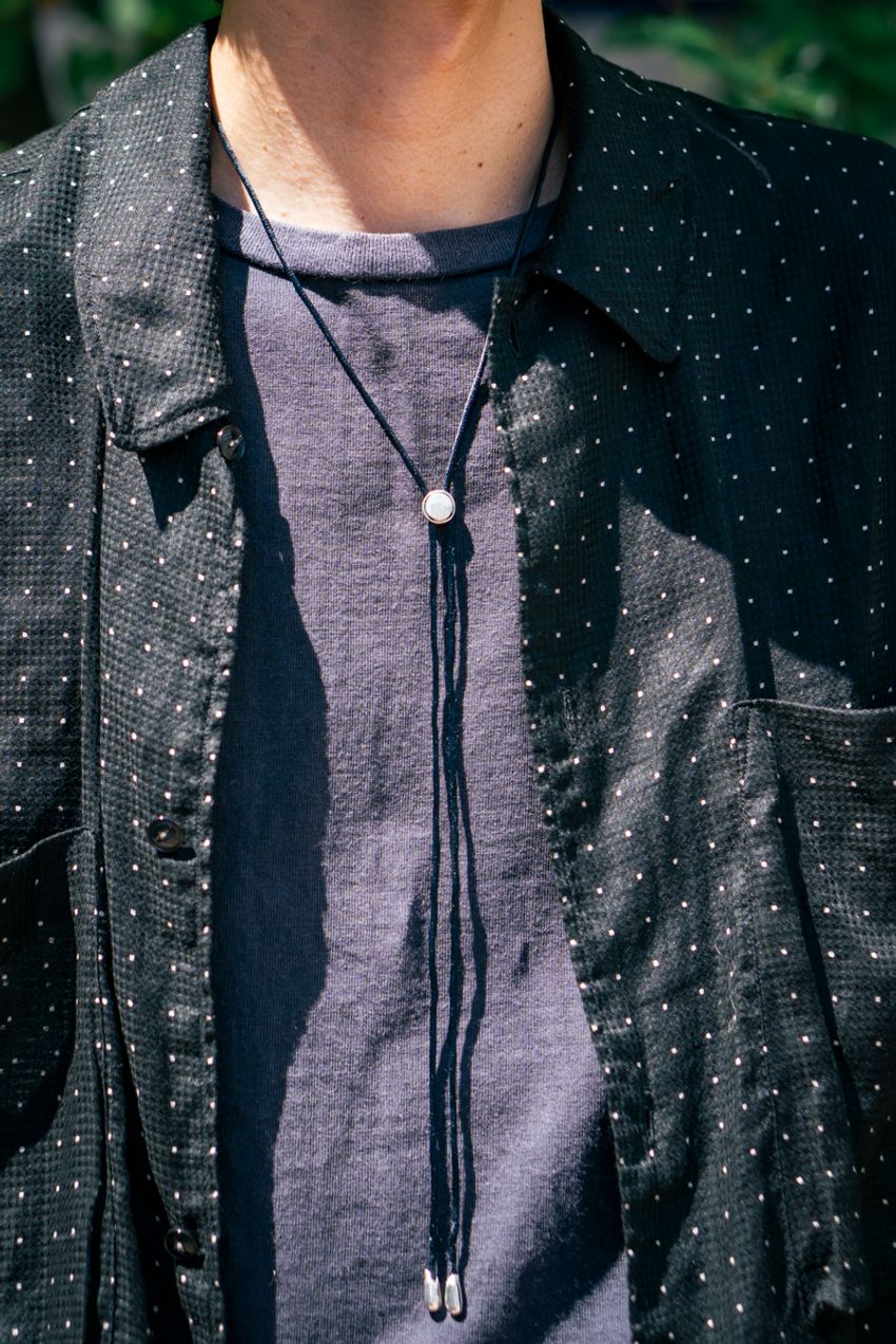 秋の装いは黒シャツから。羽織りにタックインetc.シックに見せた3名をパパラッチ！ - 8枚目の画像