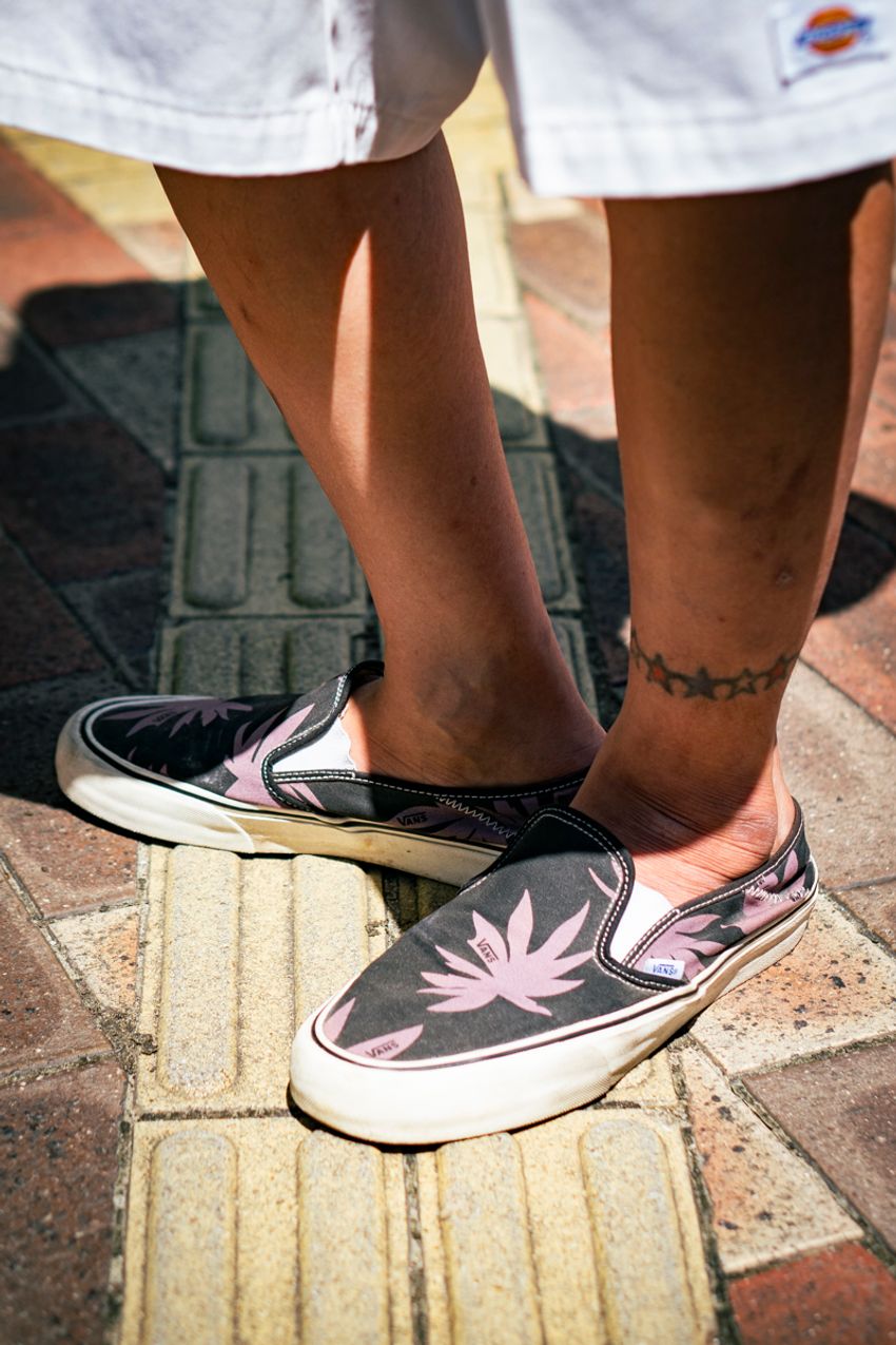 遊べるスニーカーNo.1「ヴァンズ」の色・柄はこう取り入れたい。街角の3人に見る“ヒント” - 3枚目の画像