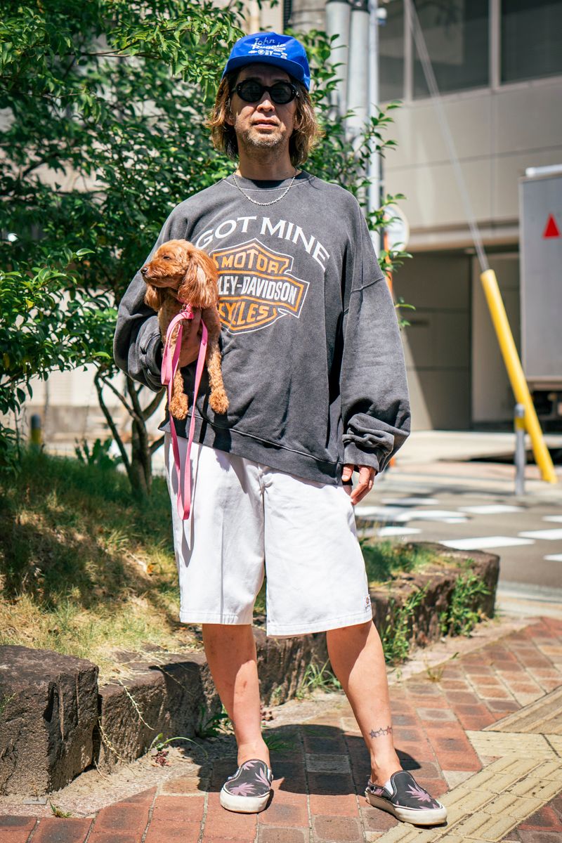 スウェット=古着 パンツ=ディッキーズ シューズ=ヴァンズ 帽子、眼鏡=ともに不明