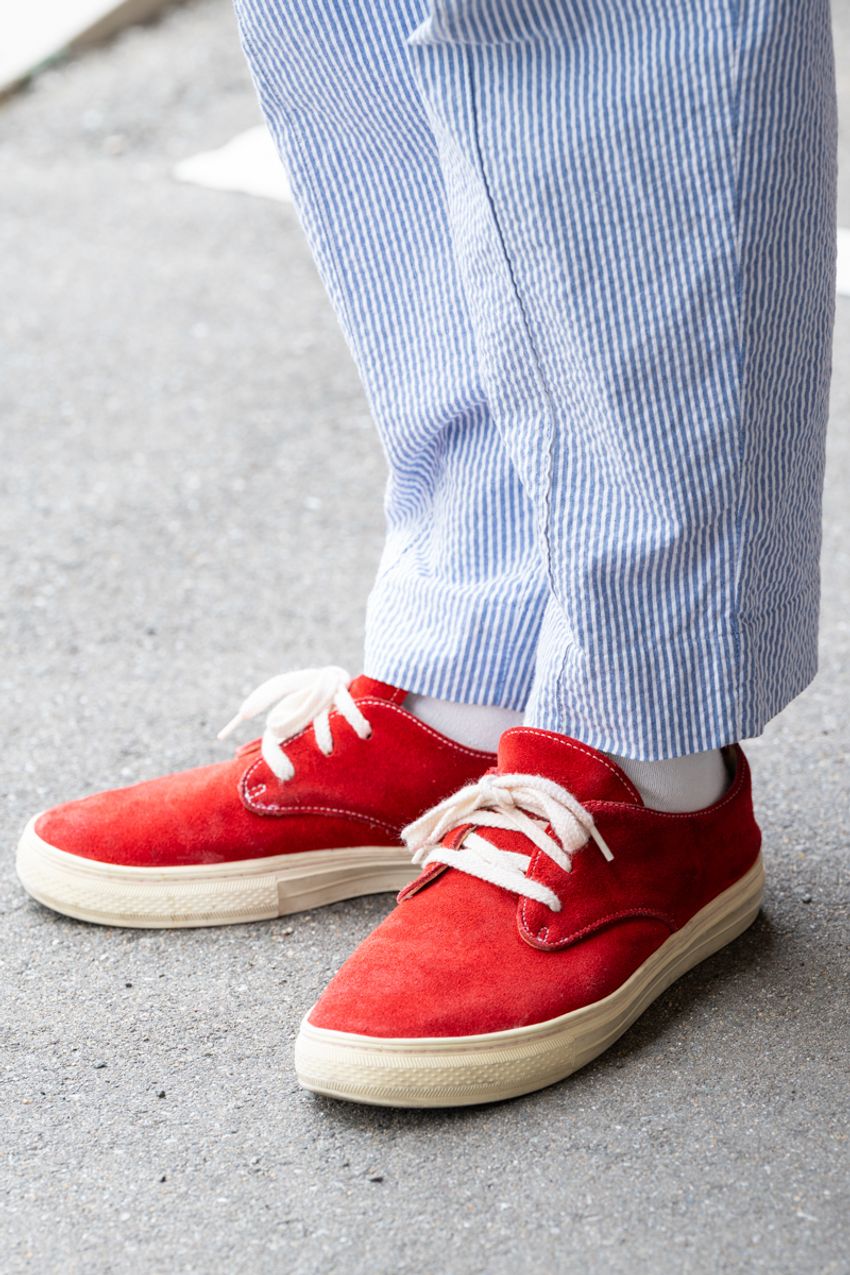 スニーカーで遊びたいなら“定番色コーデ”が最適解！そのエビデンスを3人のスナップで - 3枚目の画像