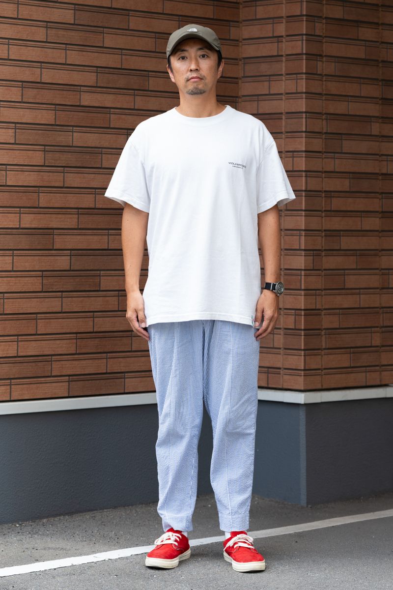 Tシャツ＝ヴィオラアンドローゼス　パンツ＝ラルフローレン　シューズ＝バディー　帽子＝ザノースフェイス　腕時計＝ウニマティック
