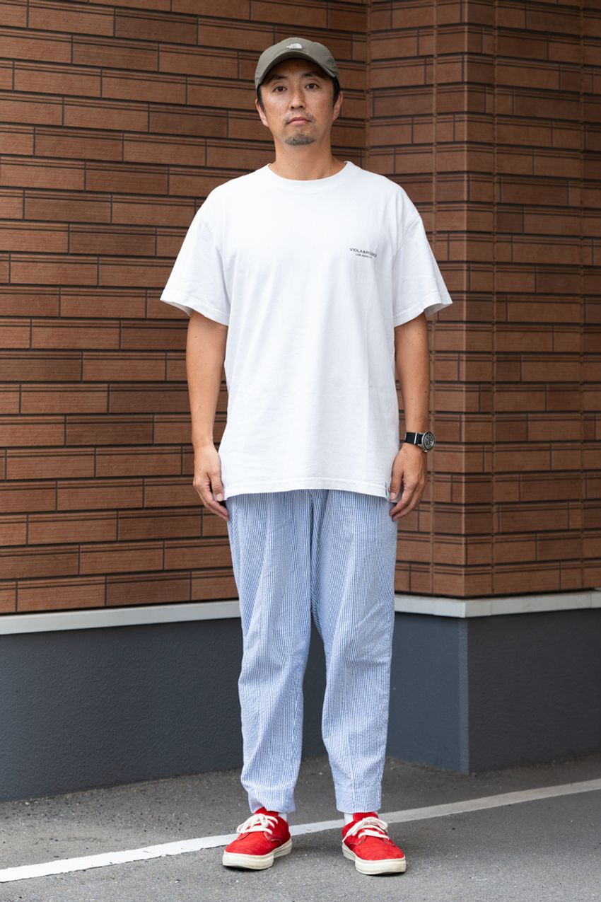 スニーカーで遊びたいなら“定番色コーデ”が最適解！そのエビデンスを3人のスナップで - 2枚目の画像