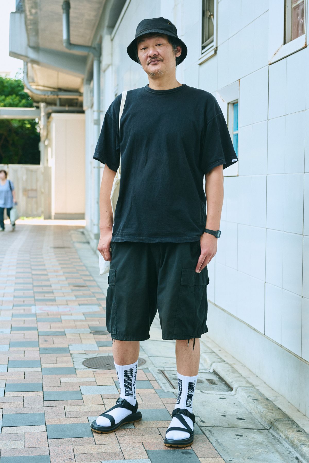 Tシャツ＝ダブルタップス　パンツ、帽子、靴下＝すべてネイバーフッド　シューズ＝テバ　バッグ＝ディセンダント　腕時計＝カシオ