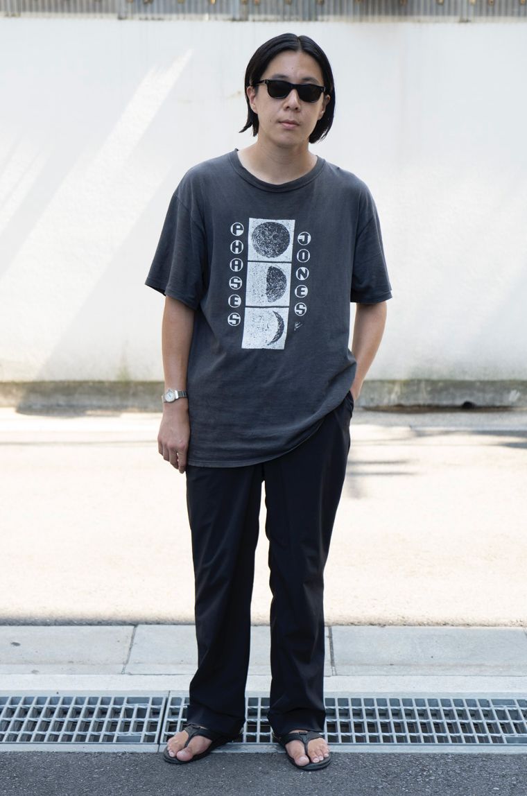 Tシャツ＝古着　パンツ＝ウィズダムツール　シューズ＝アイランドスリッパ　眼鏡＝ヴィンテージ