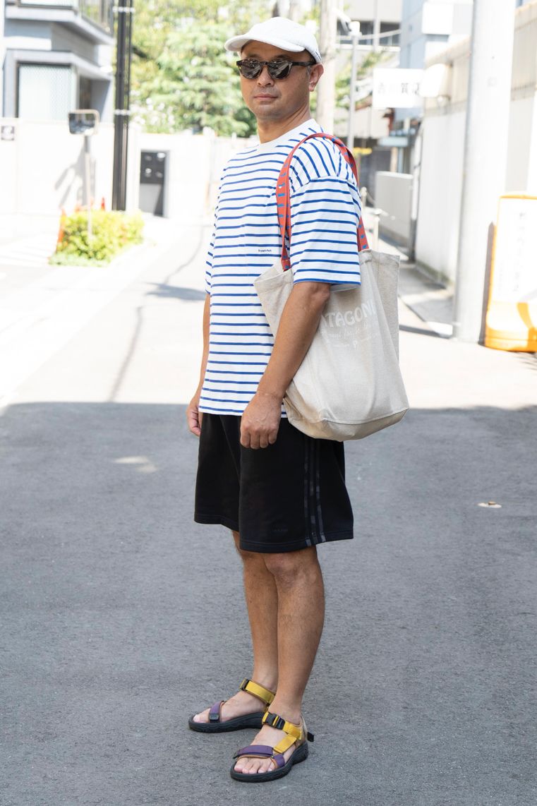 Tシャツ、シューズ＝ともにニコアンド　パンツ＝アディダス　帽子＝アディダス×ユナイテッドアローズ　眼鏡＝ジュガードフォーティーン　バッグ＝パタゴニア
