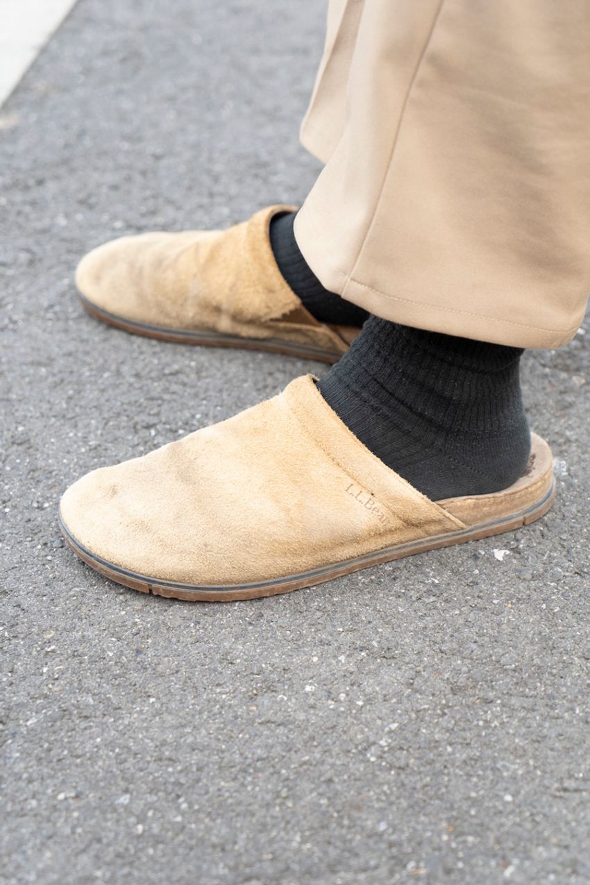 チープシックの代表格「ベージュチノ」コーデ好例3選。街角の大人はどう着こなす？ - 5枚目の画像