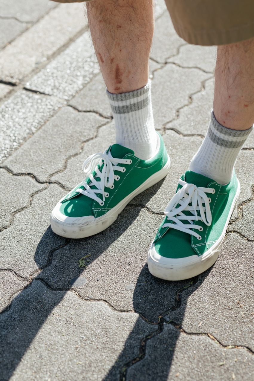 スニーカーで遊びたいなら“定番色コーデ”が最適解！そのエビデンスを3人のスナップで - 5枚目の画像