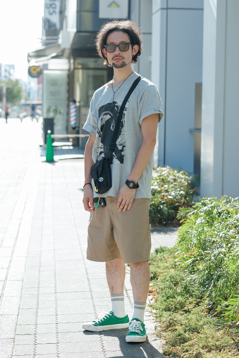 Tシャツ＝ユニクロ　パンツ、シューズ＝ともにジーユー　眼鏡＝レイバン　バッグ＝エイチアンドエム　腕時計＝カシオ　ネックレス＝チャコールグリーン
