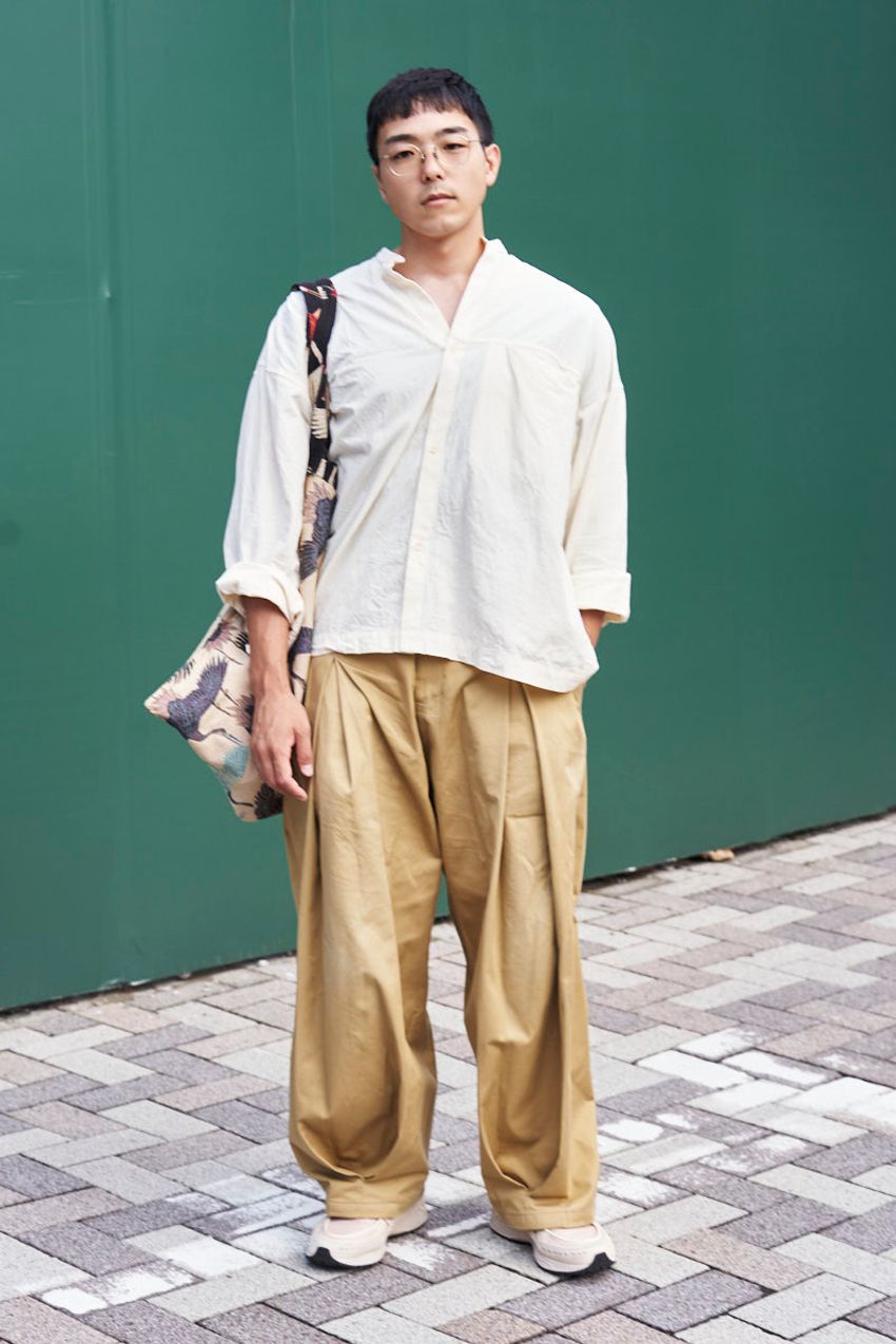 チープシックの代表格「ベージュチノ」コーデ好例3選。街角の大人はどう着こなす？ - 7枚目の画像