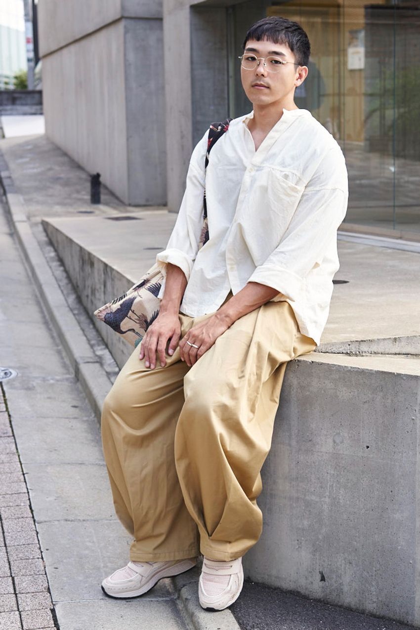王道の“白シャツ”をセンスよく。スラックス、ベージュパンツetc.洒落た大人の着こなし術を紹介 - 5枚目の画像