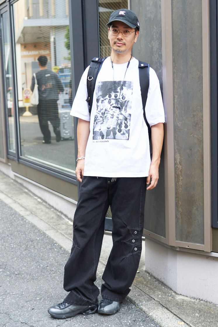 Tシャツ=アフィックスワークス パンツ=リーバイス×キココスタディノフ シューズ=アシックス×キココスタディノフ 帽子=ニューエラ×キココスタディノフ 眼鏡=金子眼鏡 バッグ=サカイ×ポーター ピアス=キャリアリング ブレスレット=エルメス リング=クロムハーツ リング2=ヴィヴィアンウエストウッド