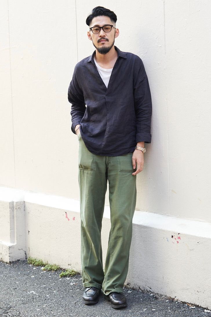 シャツ=コロニークロージング Tシャツ=ヘインズ パンツ=古着 シューズ=パラブーツ 眼鏡=ディグナクラシック 腕時計=ヴァーグウォッチ×セカンド バングル=ノーブランド