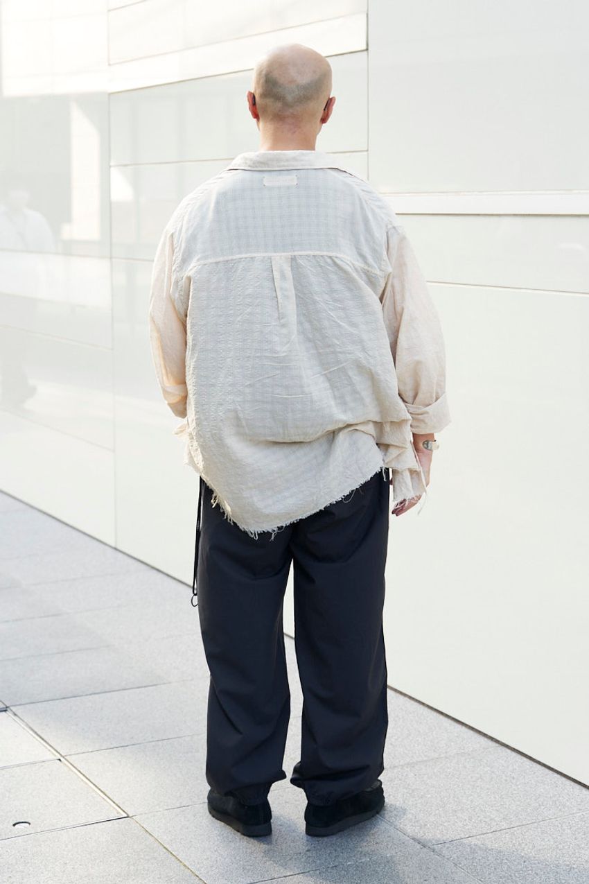 「無地T×シャツ」さらりと羽織った秋の“レイヤードスタイル”をスナップから3選！ - 3枚目の画像