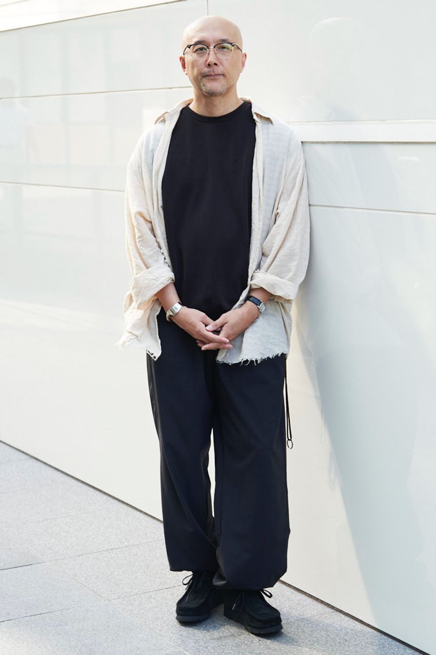 「無地T×シャツ」さらりと羽織った秋の“レイヤードスタイル”をスナップから3選！ - 1枚目の画像