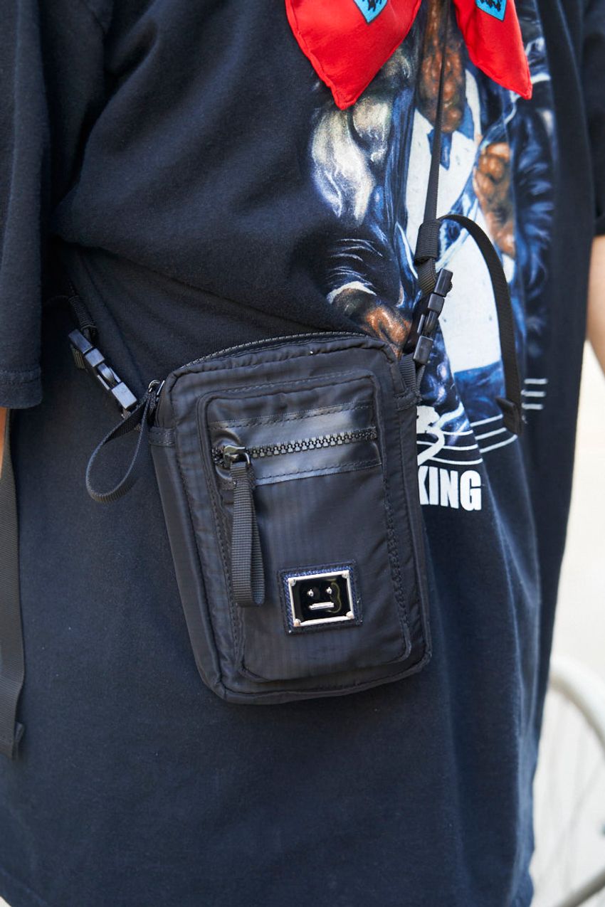 初秋コーデの相棒バッグの3条件「ミニ、黒、斜めがけ」。洒落者たちの選択をスナップで - 9枚目の画像