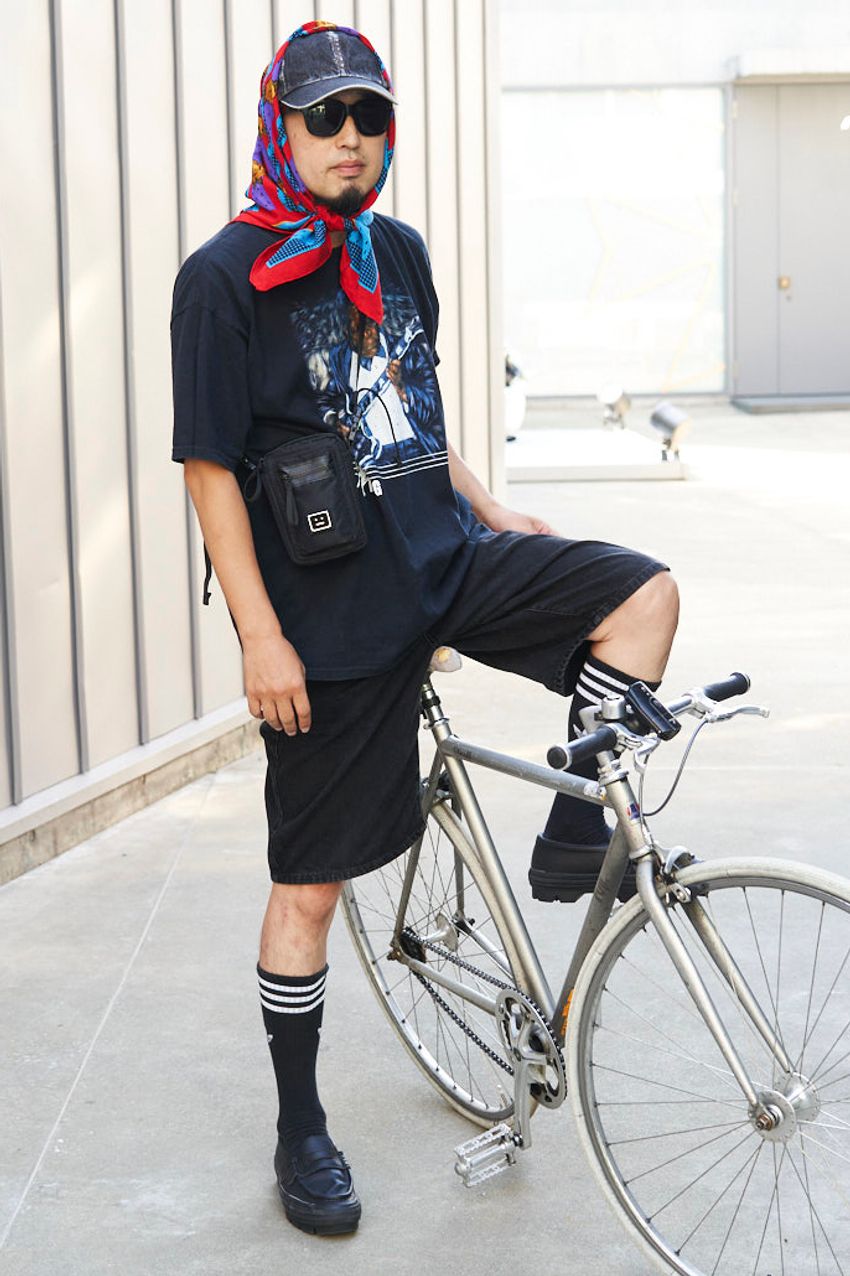 初秋コーデの相棒バッグの3条件「ミニ、黒、斜めがけ」。洒落者たちの選択をスナップで - 8枚目の画像