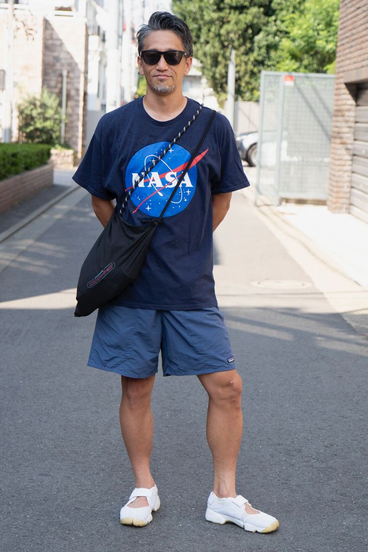 Tシャツ＝ナサ　パンツ＝パタゴニア　シューズ＝ナイキ　眼鏡＝オークリー　バッグ＝エストネーション