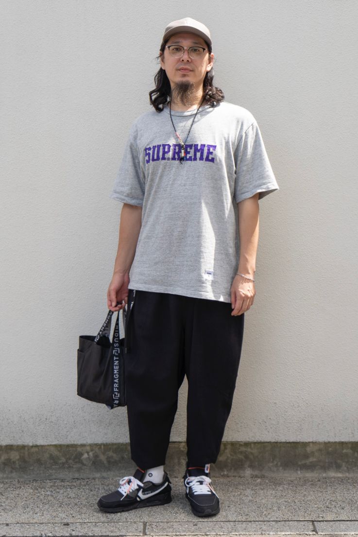 Tシャツ=シュプリーム パンツ=タイトブース シューズ=ナイキ×オフホワイト 帽子=サカイ×ダブルタップス 眼鏡=ノーブランド バッグ=ラミダス×フラグメント ネックレス=アンブッシュ ブレスレット=トムウッド リング=ボルトルーム