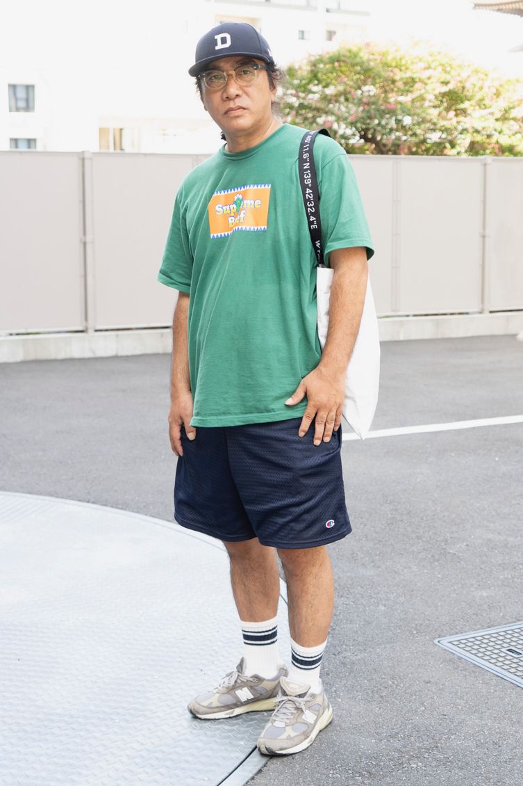Tシャツ=シュプリーム パンツ=チャンピオン シューズ=ニューバランス 帽子=ディセンダント 眼鏡=白山眼鏡店×テンダーロイン バッグ=ダブルタップス 靴下=ユニクロ