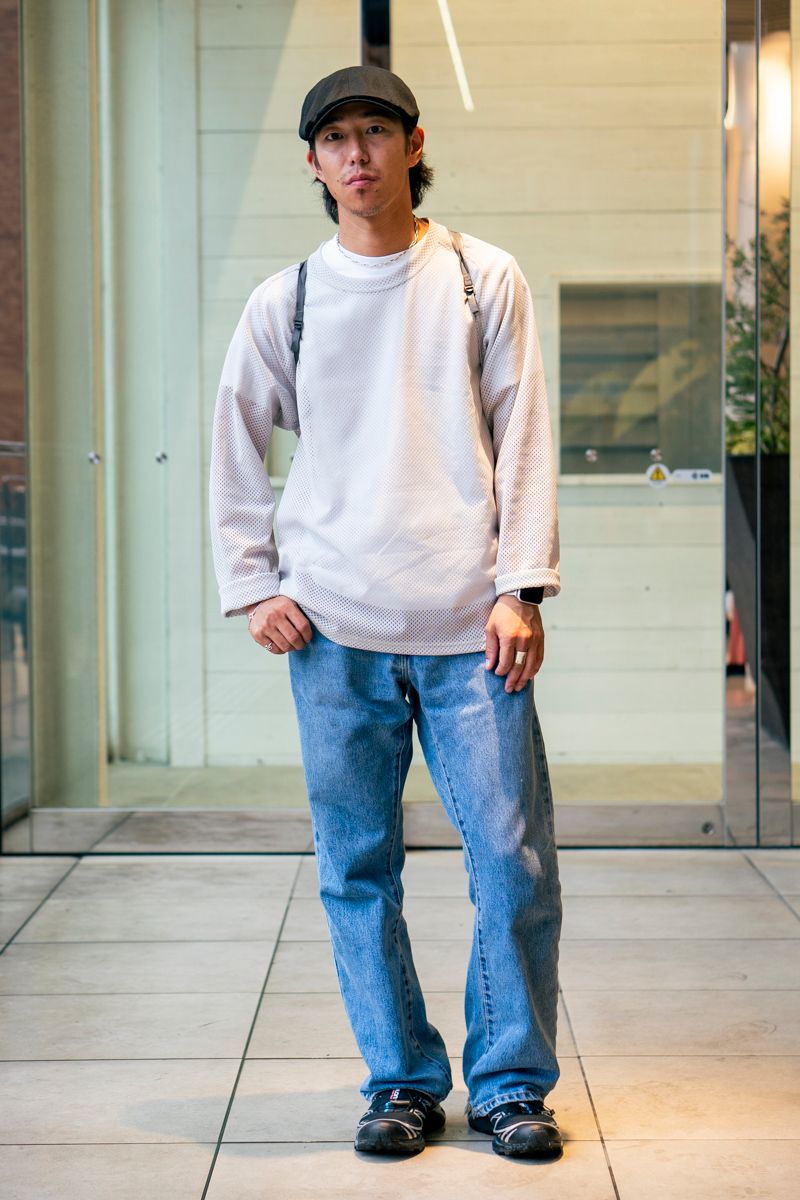 Tシャツ＝ニードルズ　カットソー＝ユナイテッドアスレ　デニム＝リーバイス　シューズ＝サロモン　帽子、ブレスレット、リング＝すべて不明　バッグ＝モンベル　腕時計＝アップル　ネックレス＝ジェネラルバイレモンティー