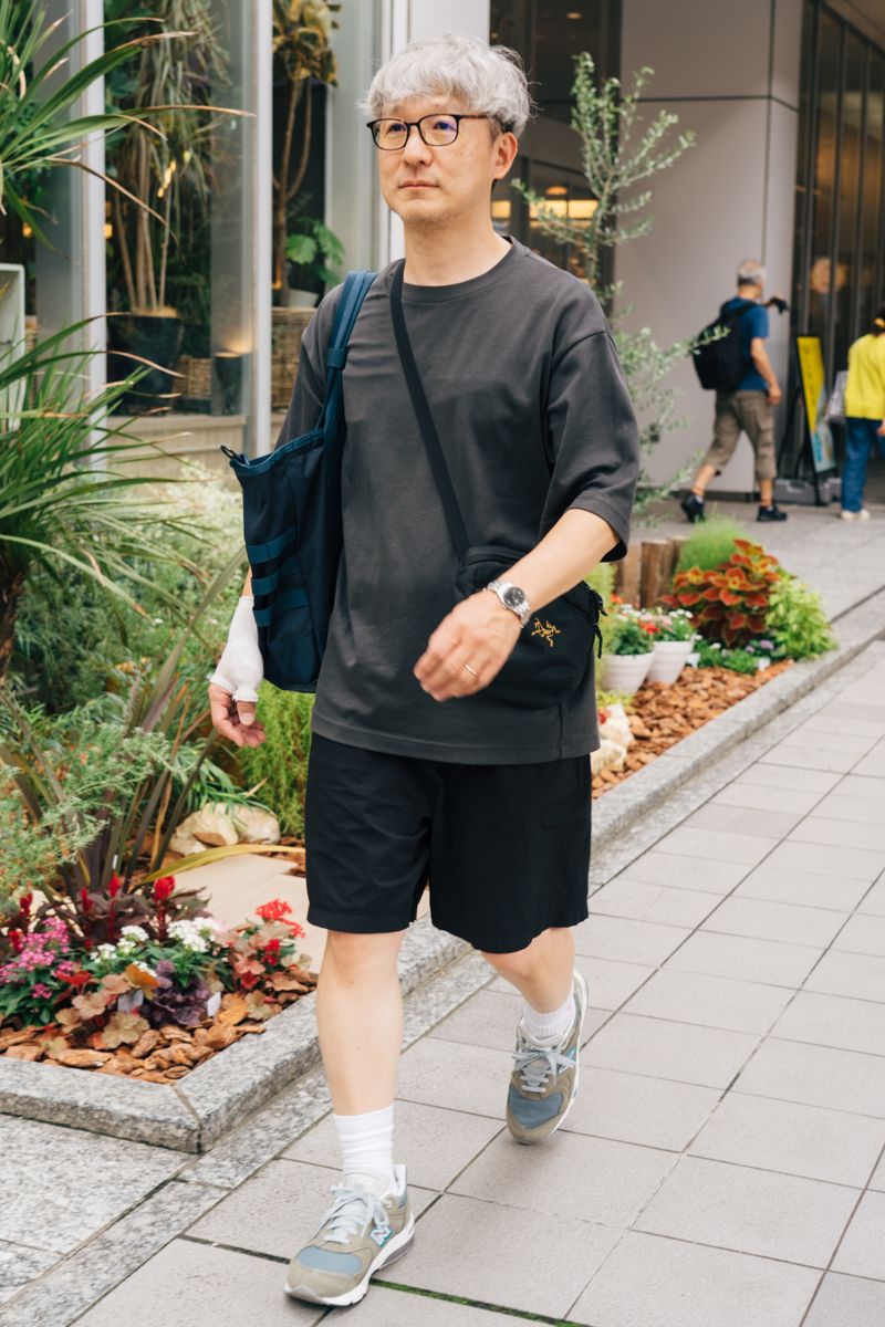 Tシャツ=ユニクロ パンツ=ユナイテッドアローズ シューズ、バッグ2=ともにニューバランス 眼鏡=ゾフ バッグ=アークテリクス 腕時計=フェンディ