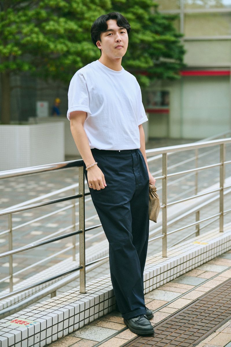 Tシャツ、パンツ =ともにグラフペーパー シューズ=クレマン バッグ=エンダースキーマ ブレスレット=グラム リング=ヴィンテージ