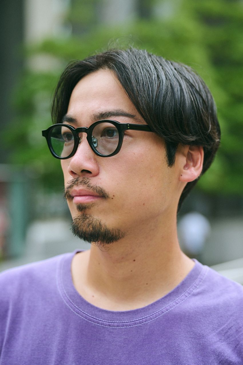 もはや定番の“白パン“。街角で見つけた最旬コーデ3例。みんなはどうはきこなしている？ - 9枚目の画像