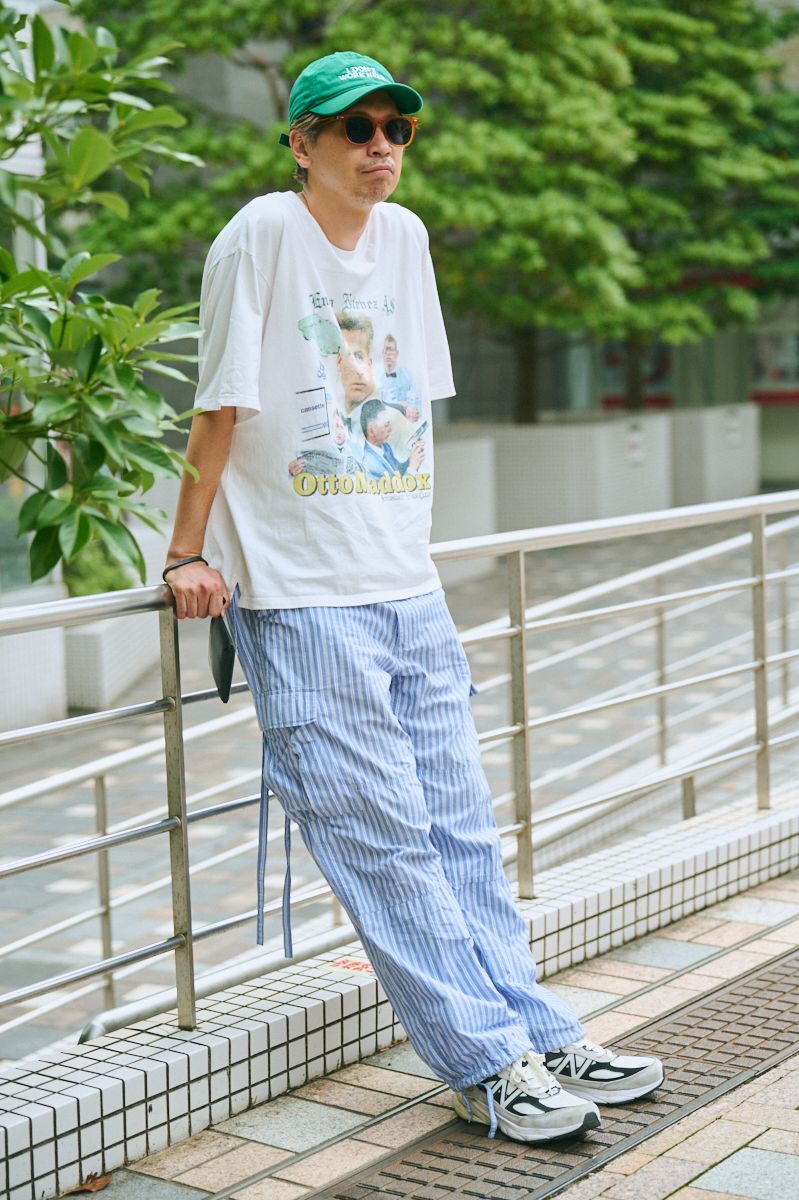 Tシャツ＝ブラックウィドー　パンツ＝アンユーズド　シューズ＝ニューバランス　帽子＝アイディアブックス　眼鏡＝ブルーエレファント　バッグ＝ハイク