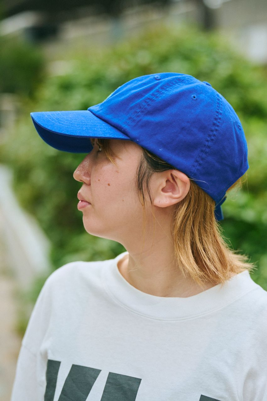 もはや定番の“白パン“。街角で見つけた最旬コーデ3例。みんなはどうはきこなしている？ - 5枚目の画像