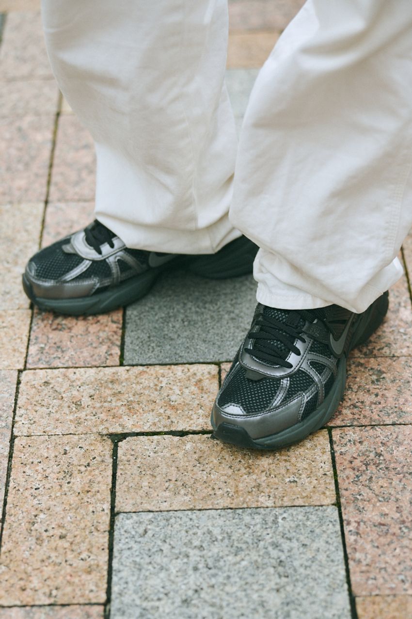 もはや定番の“白パン“。街角で見つけた最旬コーデ3例。みんなはどうはきこなしている？ - 6枚目の画像