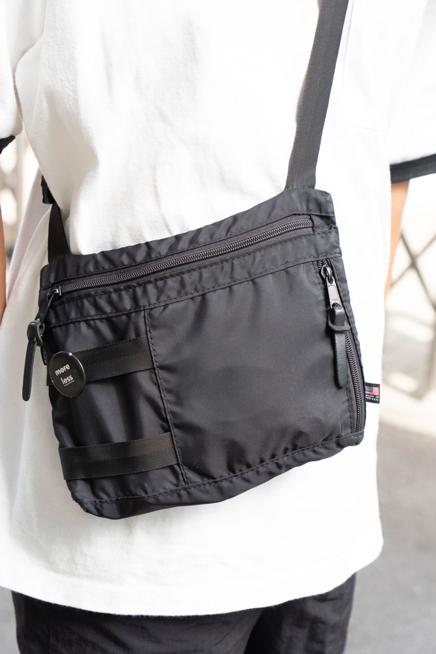 初秋コーデの相棒バッグの3条件「ミニ、黒、斜めがけ」。洒落者たちの選択をスナップで - 6枚目の画像