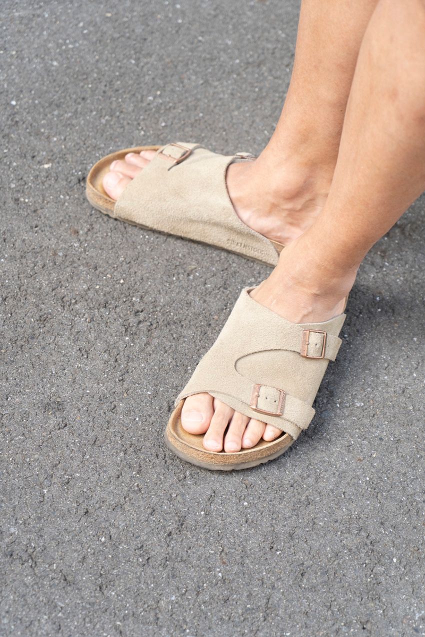 初秋コーデの相棒バッグの3条件「ミニ、黒、斜めがけ」。洒落者たちの選択をスナップで - 7枚目の画像