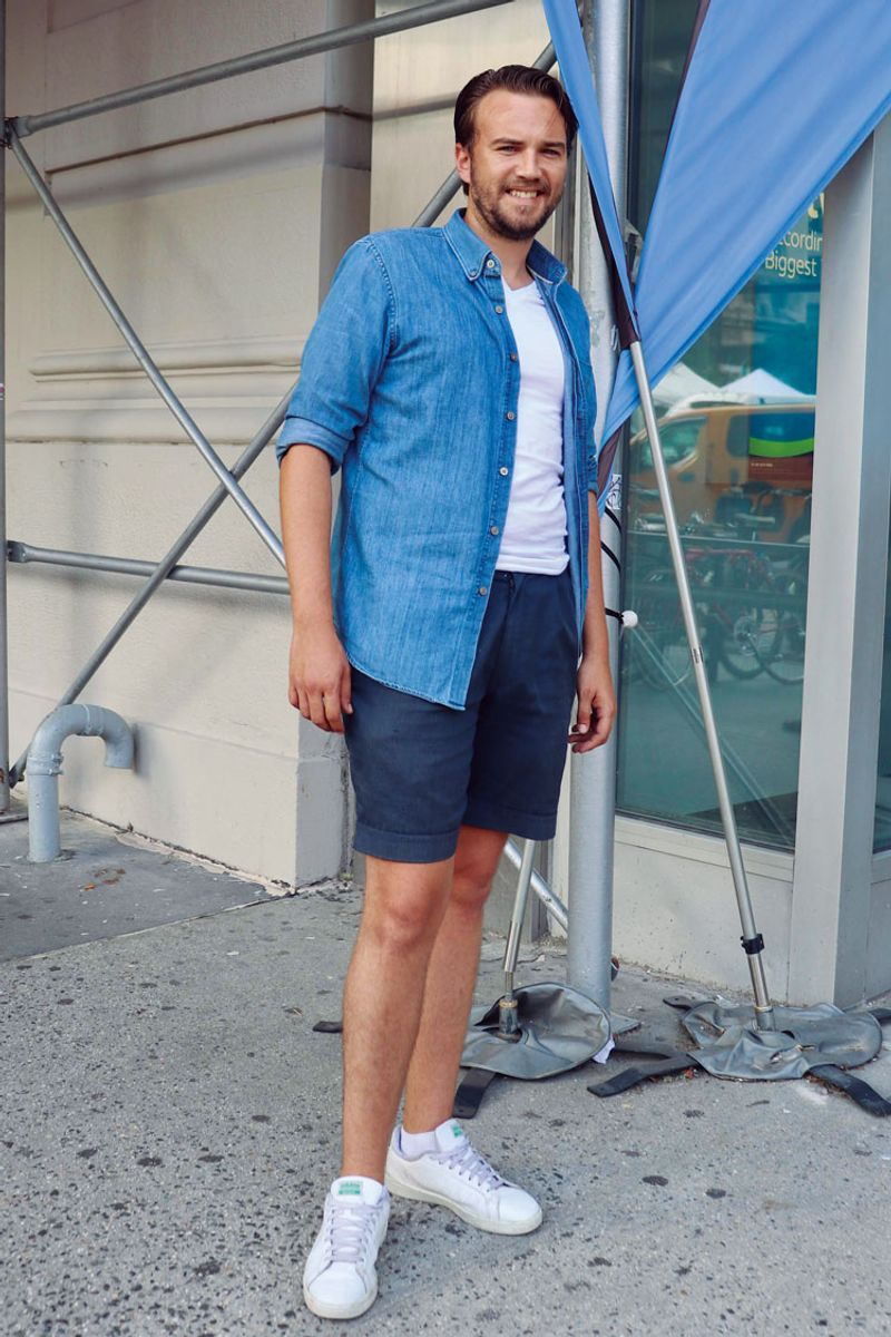 ブルー×ホワイトで爽やかな装いを手に入れる トーマス