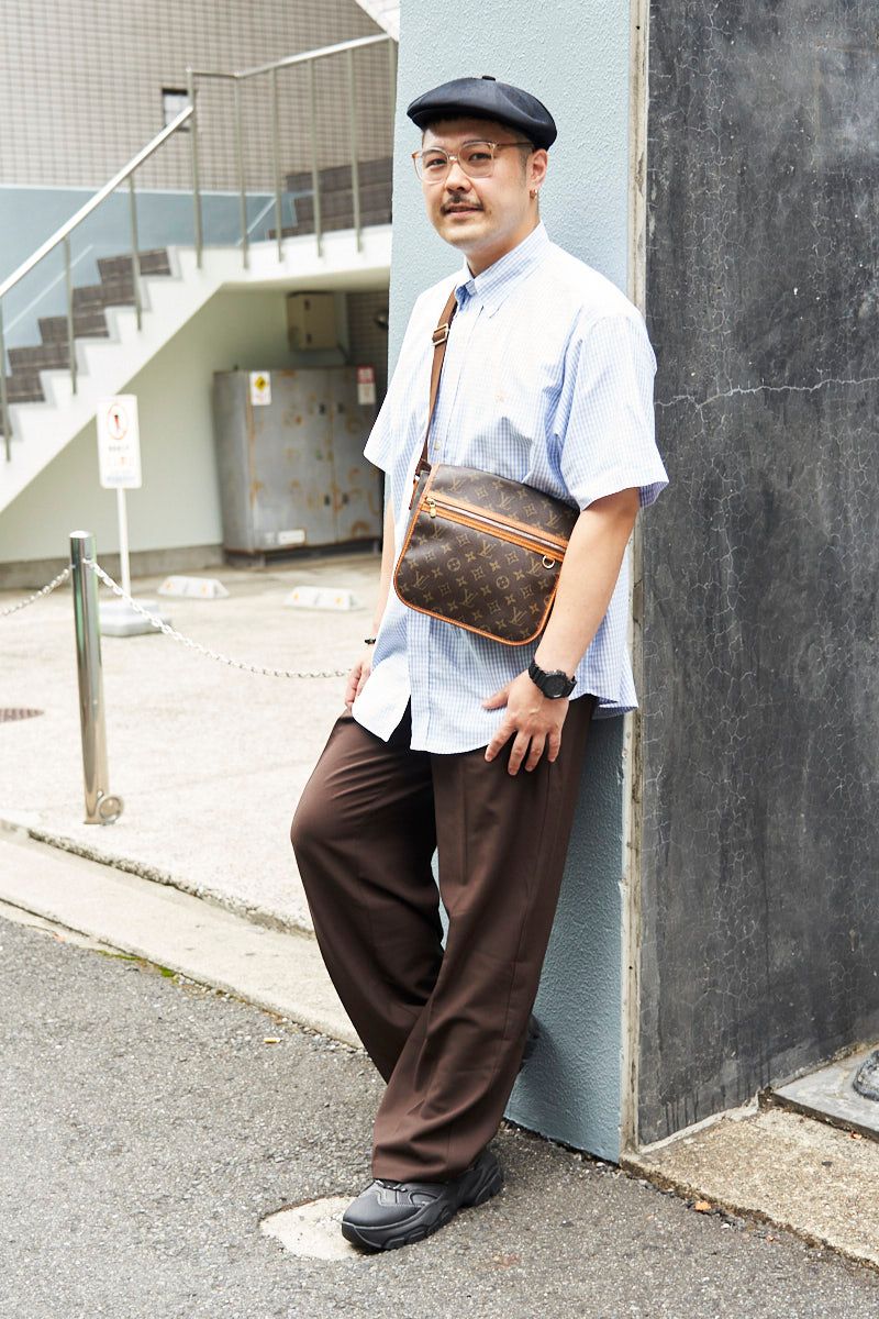 シャツ=ブルックスブラザーズ パンツ=ジーユー シューズ、ブレスレット=ともにザラ 帽子=カンゴール 眼鏡=カザール バッグ=ルイヴィトン 腕時計=カシオ ピアス=ノーブランド