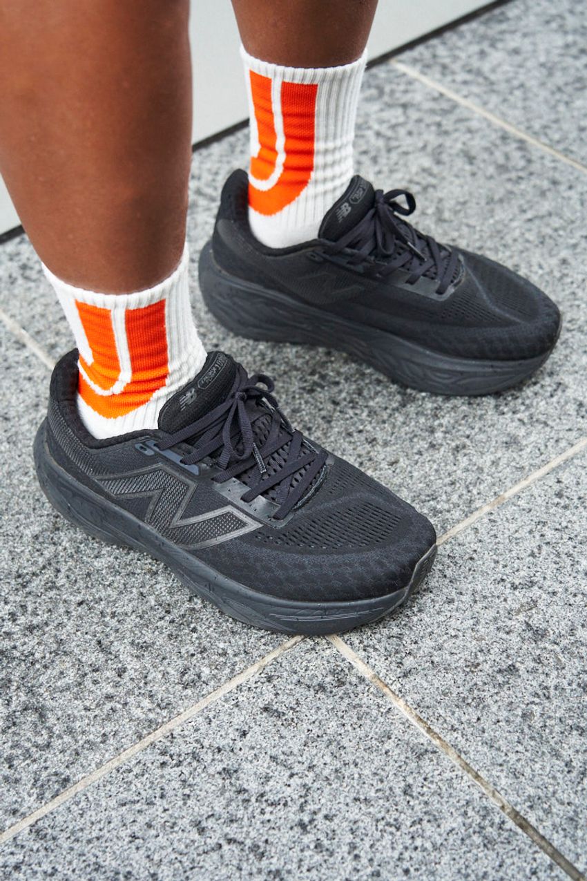 「長袖×ショーツ」をオール黒で！秋の定番スタイルを“最も簡単に大人っぽく見せる方法”をスナップで - 4枚目の画像