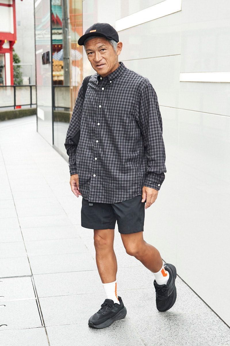 シャツ＝ジーユー パンツ＝ユニクロ　シューズ＝ニューバランス　帽子＝ニコアンド　バッグ＝マンハッタンポーテージ　腕時計＝アップル